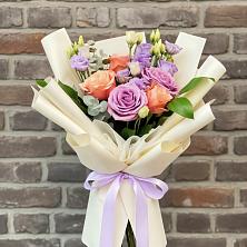 Букет цветов из:  Лизиантусы и Розы в Новотерском