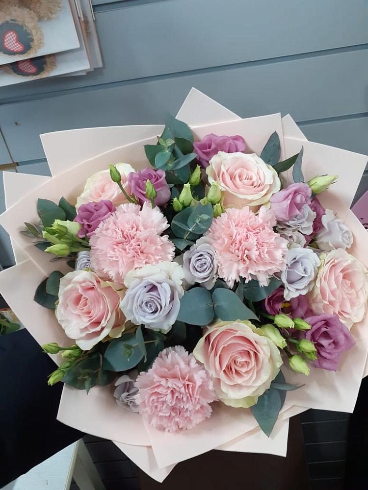 Букет цветов из: Розы, Гвоздики и Лизиантусы в Новотерском